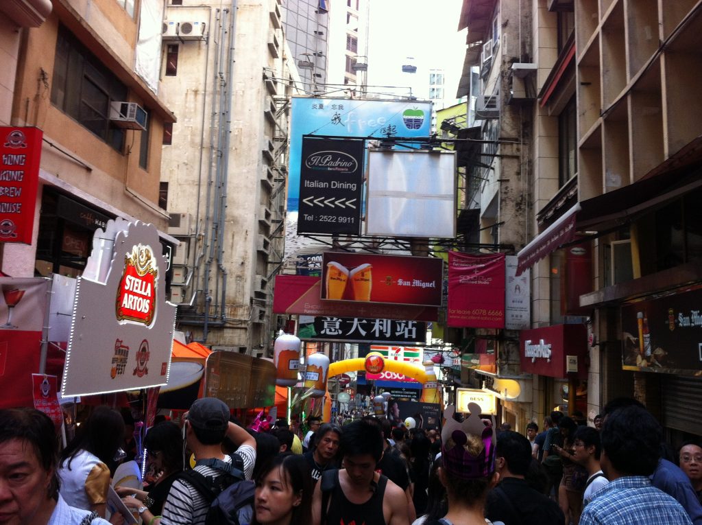 Rues bondées de Central, Hong Kong pour Lumières de la ville, site de l'urbain et de l'humain