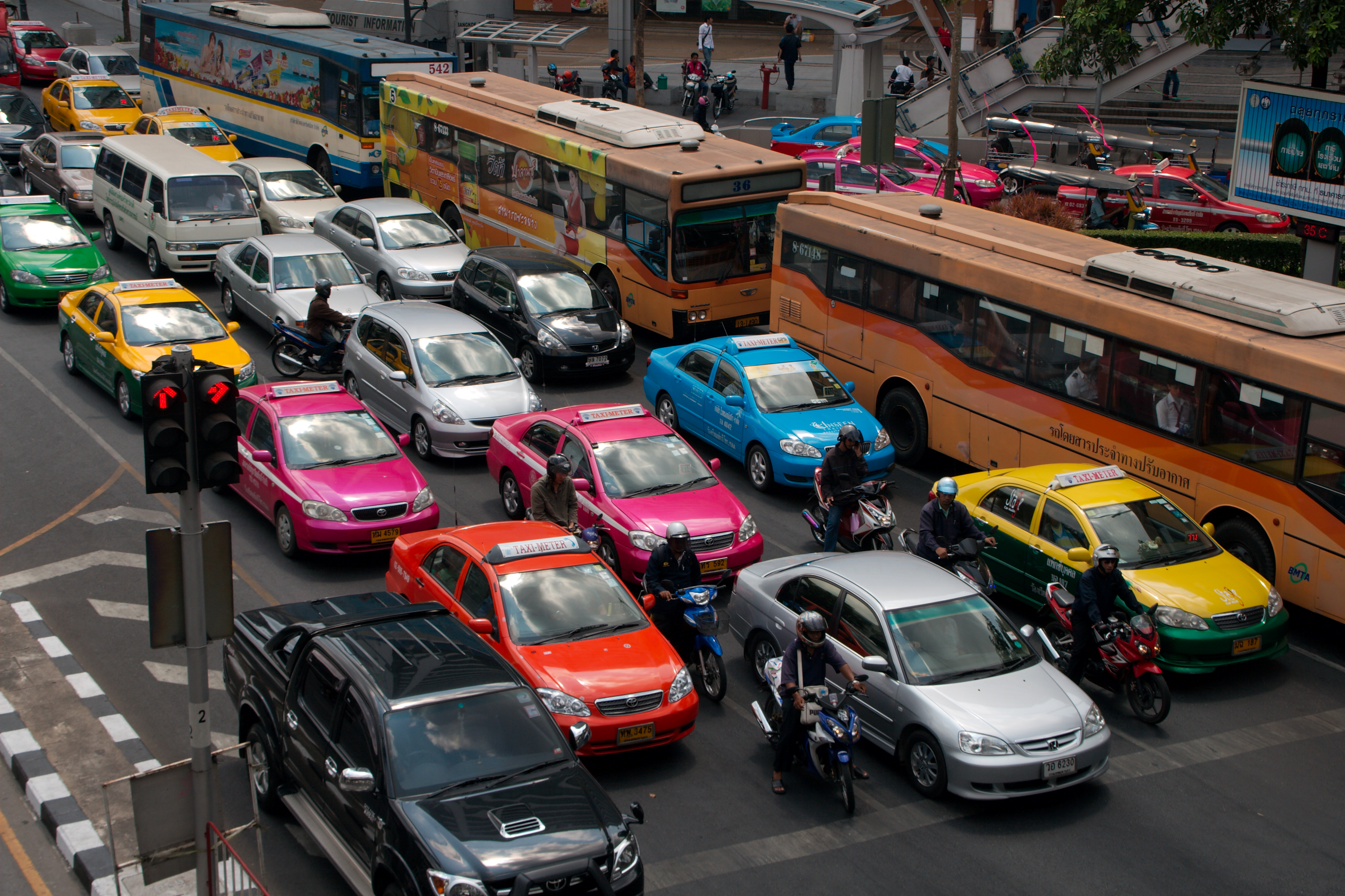 Едем в бангкок. Такси Бангкок. Разноцветные автомобили. Бангкок машины. Много автомобилей.