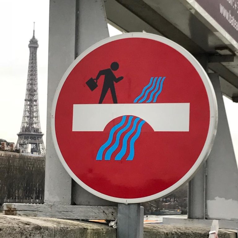 Clet Abraham, le street artiste qui joue avec le code de la route