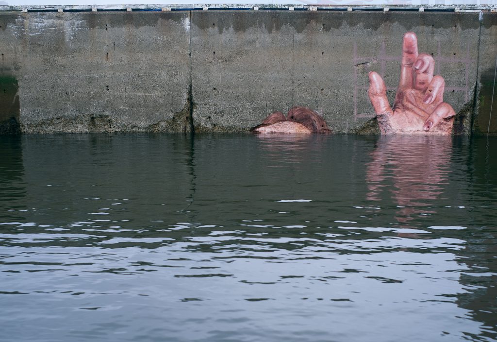 Lartiste Sean Yoro joue avec les marées pour réaliser une peinture murale puissante