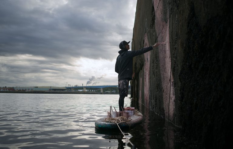 Lartiste Sean Yoro Joue Avec Les Mar Es Pour R Aliser Une Peinture Murale Puissante