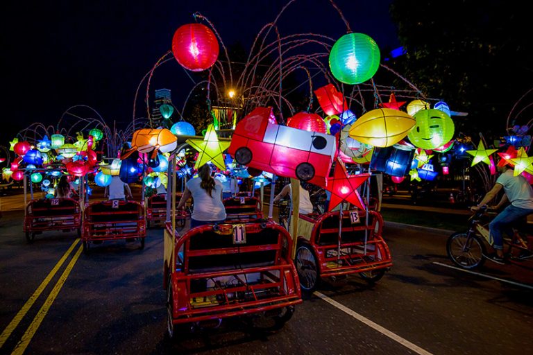 Cai Guo-Qiang Philadelphie Tuk Tuk Lanterne Fireflies USA Chine Artiste Brève Transports Lumières