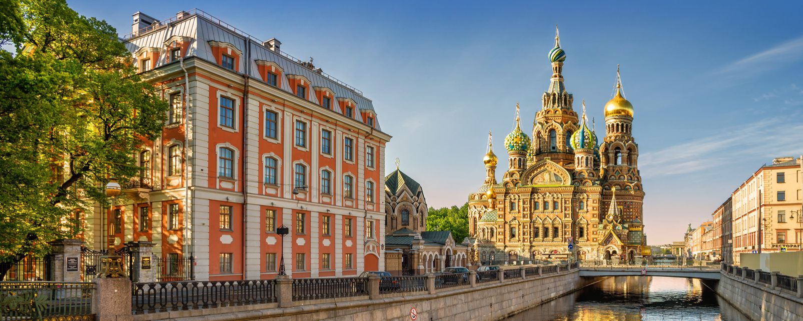 Les plus beaux lieux de culte en Russie Cath%C3%A9drale-saint-sauveur-saint-pet