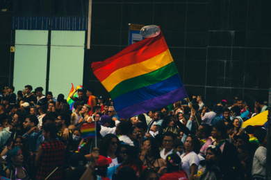 Des gens se rassemblent dans une foule © Pexels