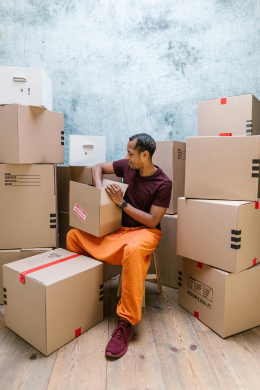 Insertion par la collecte et le tri de cartons usagés © Pexels